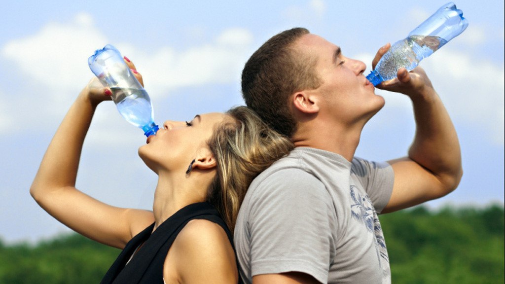 Những thói quen hạn chế mụn mủ phát triển uống nhiều nước